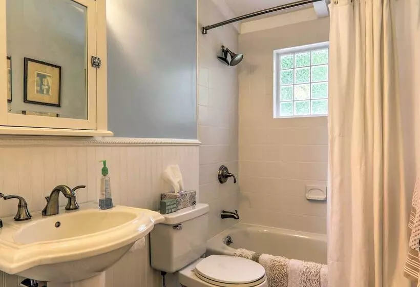 Charming Hyannis Cottage: 1 Mi To Beach!