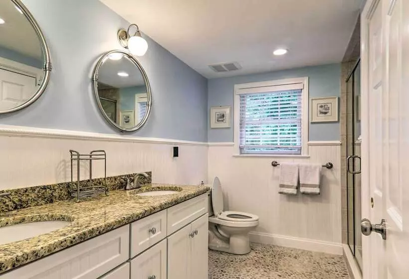 Charming Hyannis Cottage: 1 Mi To Beach!