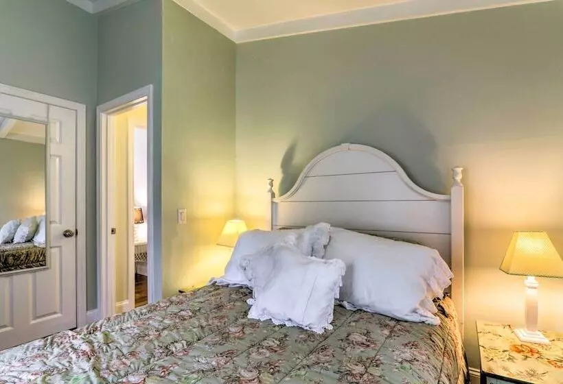 Charming Hyannis Cottage: 1 Mi To Beach!