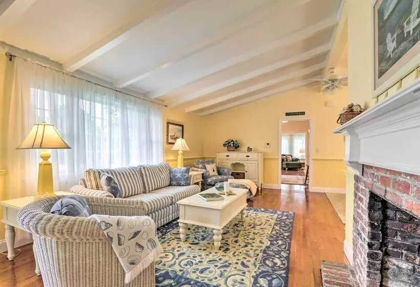 Charming Hyannis Cottage: 1 Mi To Beach!