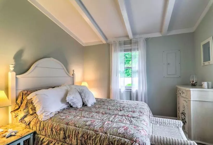 Charming Hyannis Cottage: 1 Mi To Beach!
