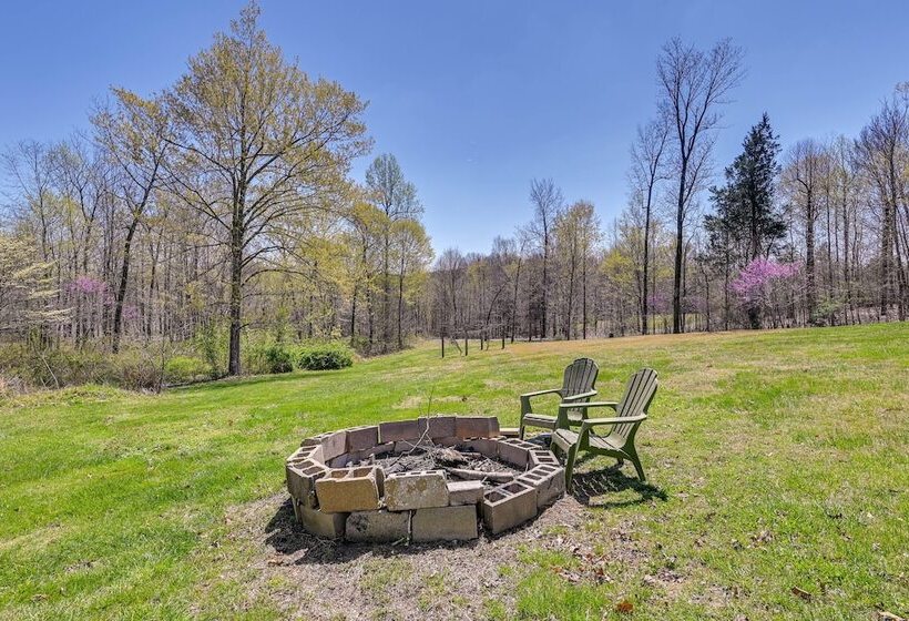 Cozy Kentucky Retreat W/ Deck, Grill & Fire Pit!