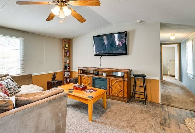 Cozy Kentucky Retreat W/ Deck, Grill & Fire Pit!