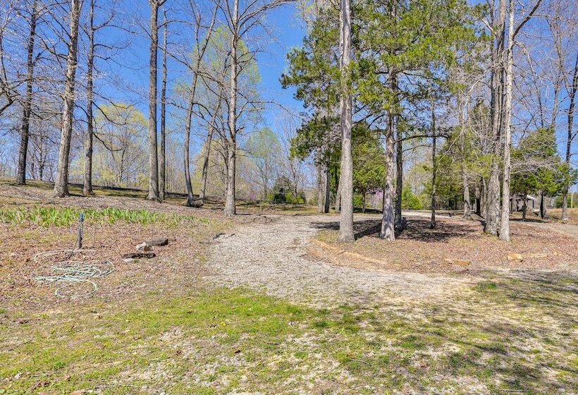 Cozy Kentucky Retreat W/ Deck, Grill & Fire Pit!