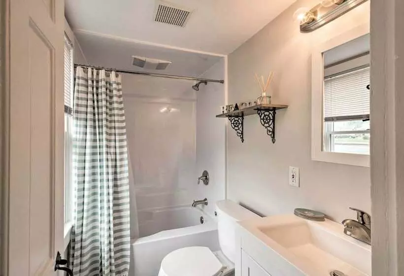 Cozy  Sea Street Cottage    1 Mile To Ferry Boats!