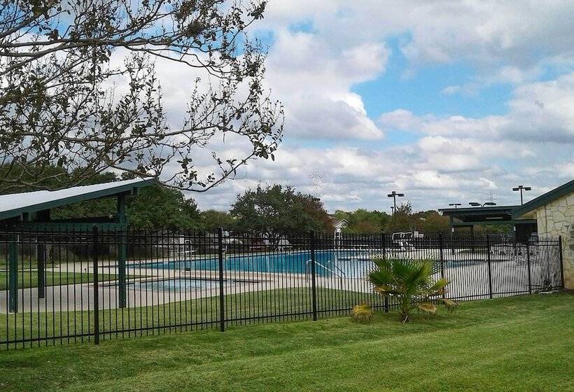 Family Friendly San Antonio Home W/ Hot Tub & Deck