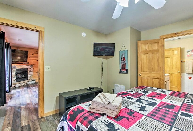 3 Mi To Gatlinburg: Cabin W/ Deck & Pool Table!