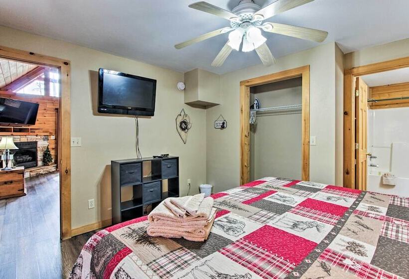 3 Mi To Gatlinburg: Cabin W/ Deck & Pool Table!