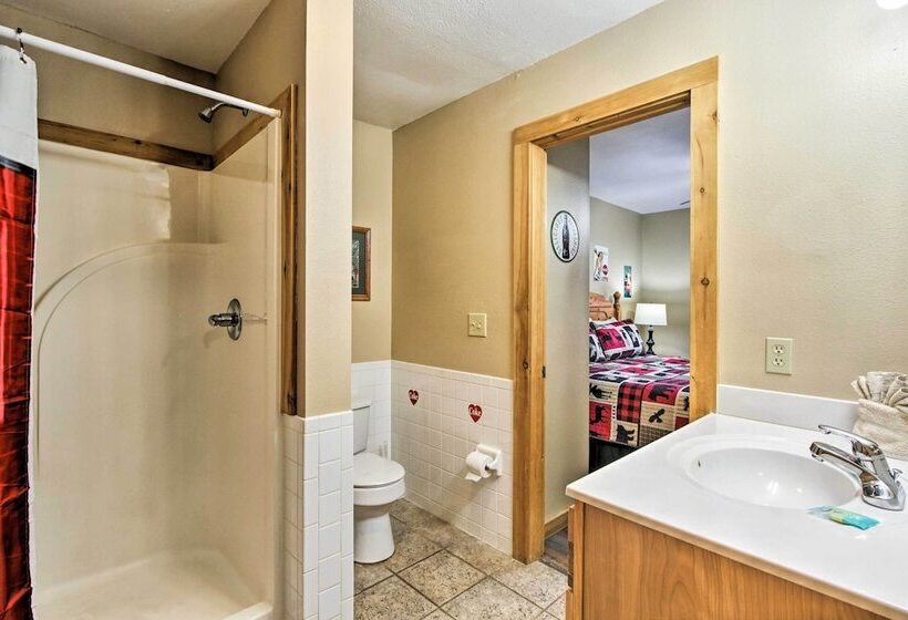 3 Mi To Gatlinburg: Cabin W/ Deck & Pool Table!