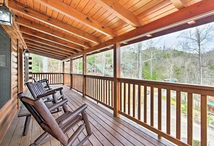 3 Mi To Gatlinburg: Cabin W/ Deck & Pool Table!