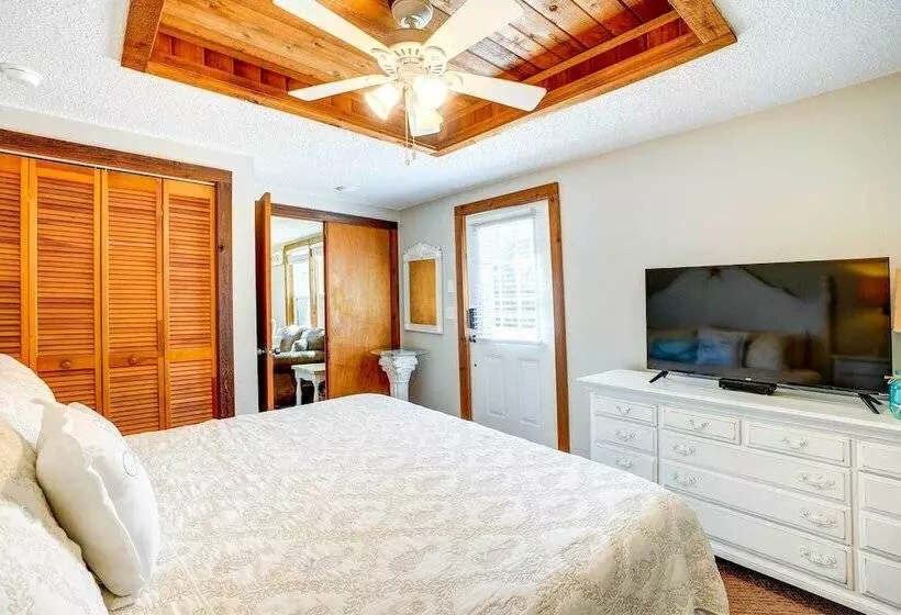 Indian Rocks Beach Cottage, Walk To Beach!