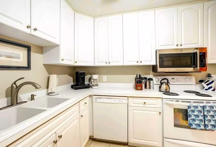 Indian Rocks Beach Cottage, Walk To Beach!