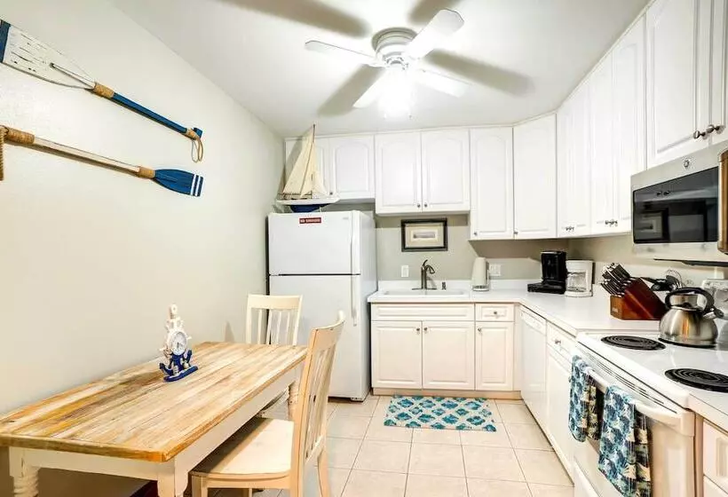 Indian Rocks Beach Cottage, Walk To Beach!