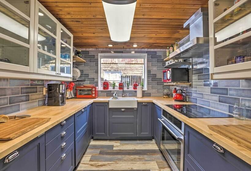Lake Cabin W/ King Bed, Foodie Kitchen, & Views