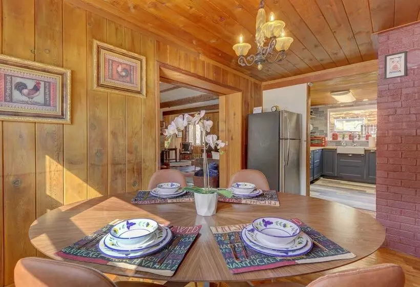 Lake Cabin W/ King Bed, Foodie Kitchen, & Views