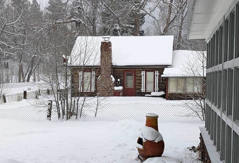 Lake Cabin W/ King Bed, Foodie Kitchen, & Views
