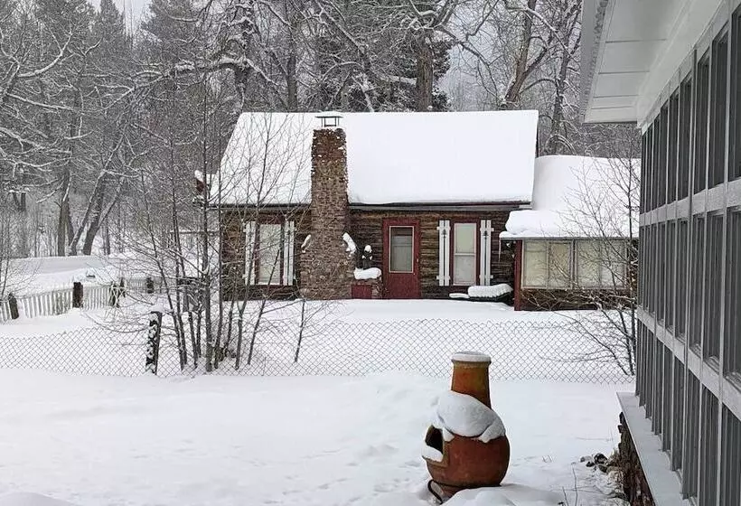 Lake Cabin W/ King Bed, Foodie Kitchen, & Views