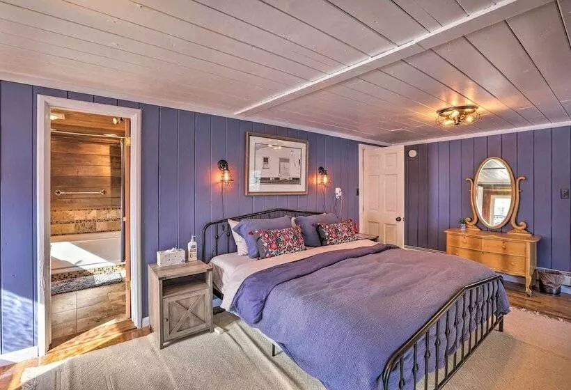 Lake Cabin W/ King Bed, Foodie Kitchen, & Views