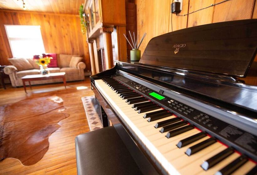 Lake Cabin W/ King Bed, Foodie Kitchen, & Views