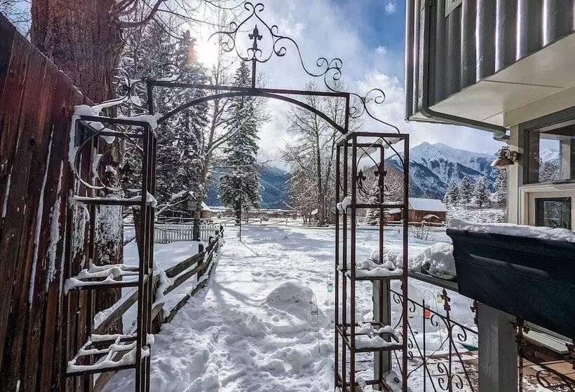 Lake Cabin W/ King Bed, Foodie Kitchen, & Views
