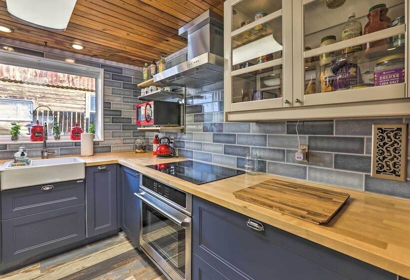 Lake Cabin W/ King Bed, Foodie Kitchen, & Views