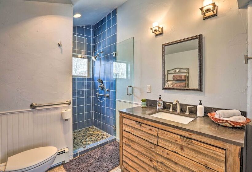 Lake Cabin W/ King Bed, Foodie Kitchen, & Views