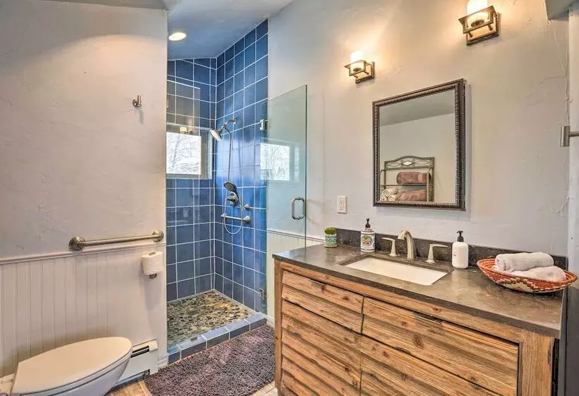 Lake Cabin W/ King Bed, Foodie Kitchen, & Views