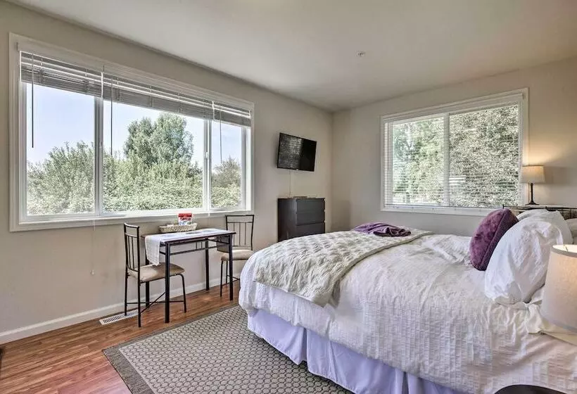 Mcminnville Wine Country Home W/ Hot Tub+deck