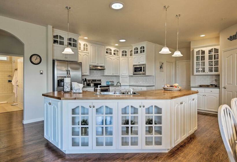 Mcminnville Wine Country Home W/ Hot Tub+deck