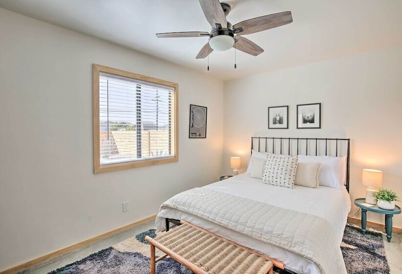 Modern Joshua Tree Bungalow With Fire Pit & Bbq!