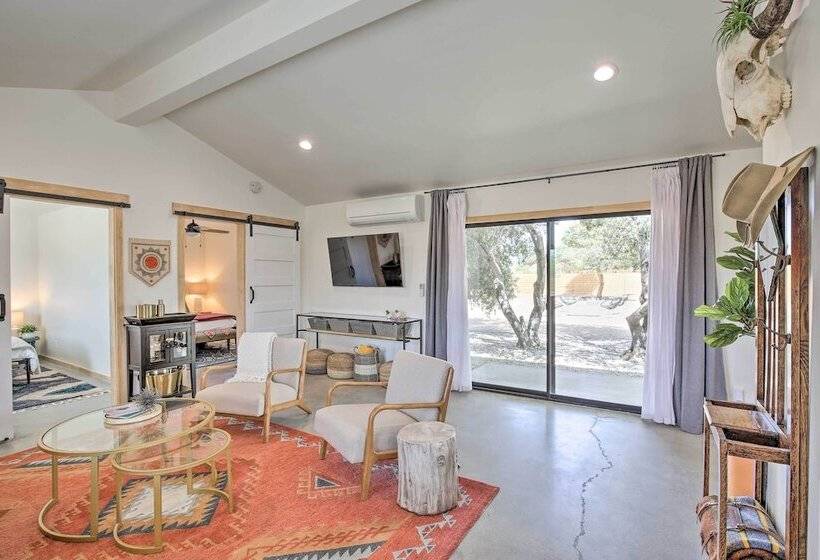 Modern Joshua Tree Bungalow With Fire Pit & Bbq!