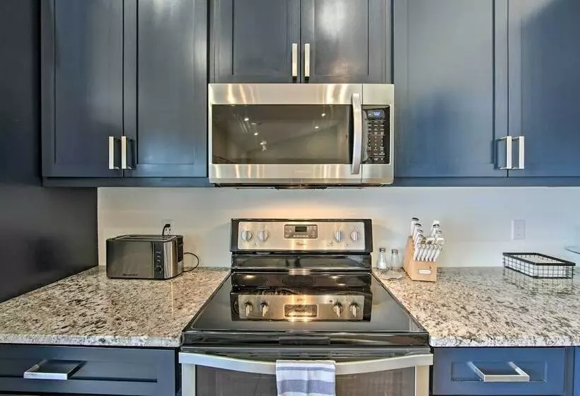 Modern Cedar Creek Lake Retreat W/ Panoramic View!