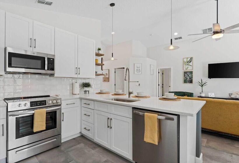 Newly Remodeled Family Home W/ Pool Near Disney!