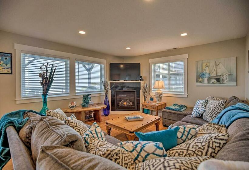 Ocean View Lincoln City Retreat W/ 3 Viewing Decks