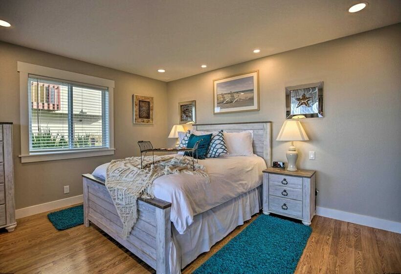 Ocean View Lincoln City Retreat W/ 3 Viewing Decks