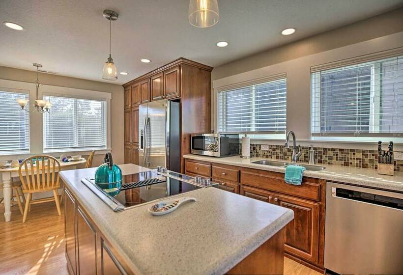 Ocean View Lincoln City Retreat W/ 3 Viewing Decks