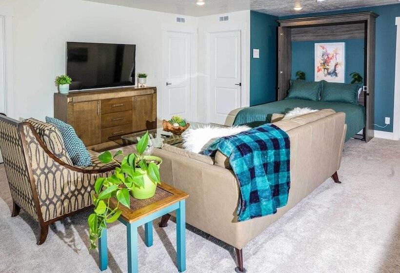 Stunning Park City Home W/ Hot Tub: 7 Mi To Skiing