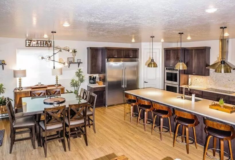 Stunning Park City Home W/ Hot Tub: 7 Mi To Skiing