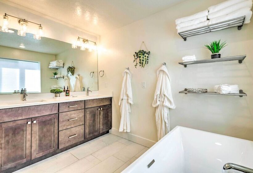 Stunning Park City Home W/ Hot Tub: 7 Mi To Skiing