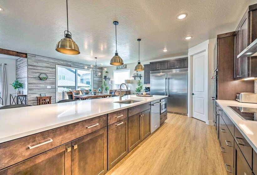 Stunning Park City Home W/ Hot Tub: 7 Mi To Skiing