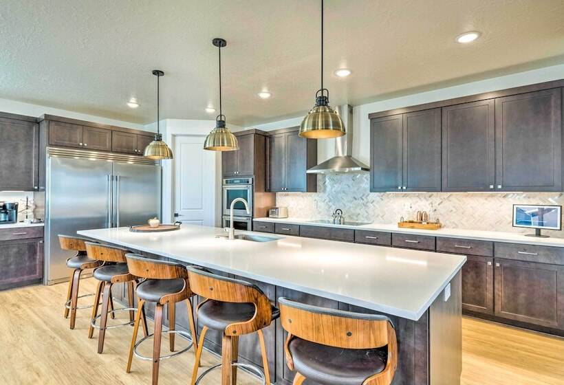 Stunning Park City Home W/ Hot Tub: 7 Mi To Skiing