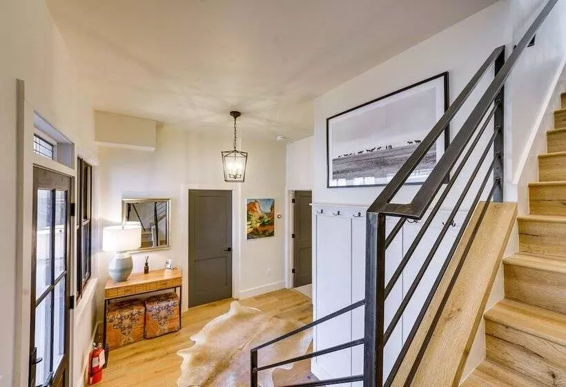 Inviting & Renovated Home In Crested Butte!