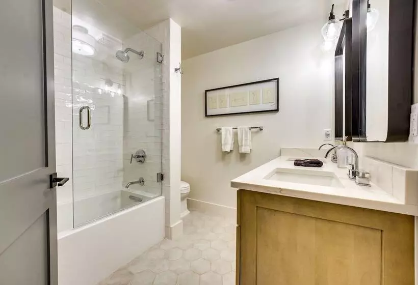 Inviting & Renovated Home In Crested Butte!