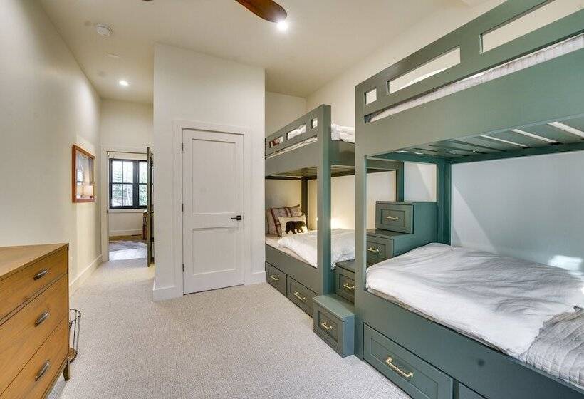 Inviting & Renovated Home In Crested Butte!