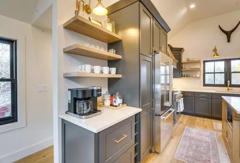 Inviting & Renovated Home In Crested Butte!