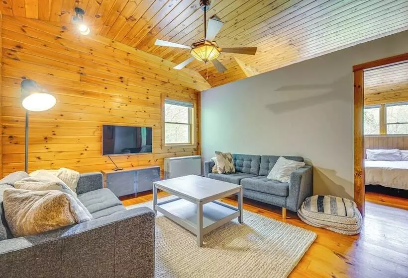 Picture Perfect Vermont Mtn Cabin W/ Hot Tub!