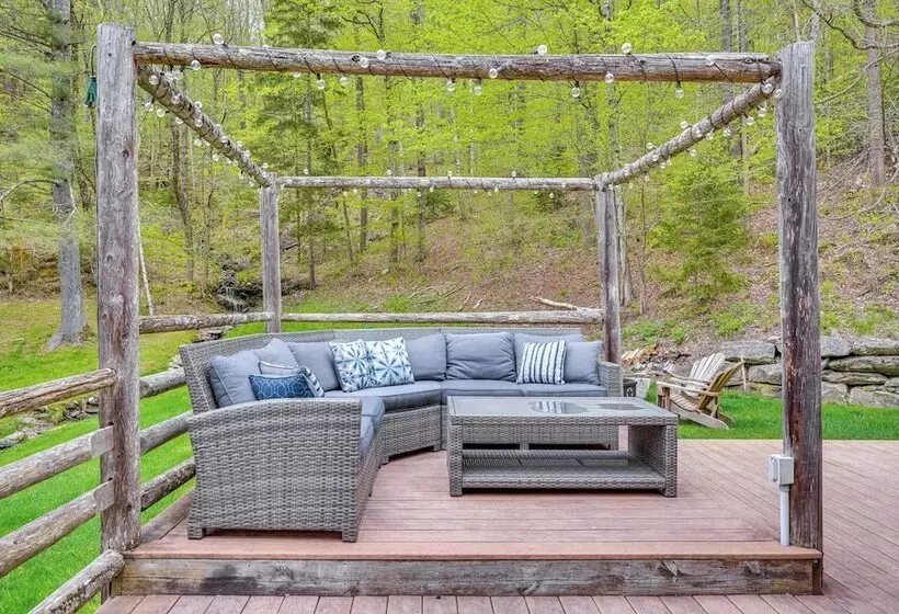 Picture Perfect Vermont Mtn Cabin W/ Hot Tub!