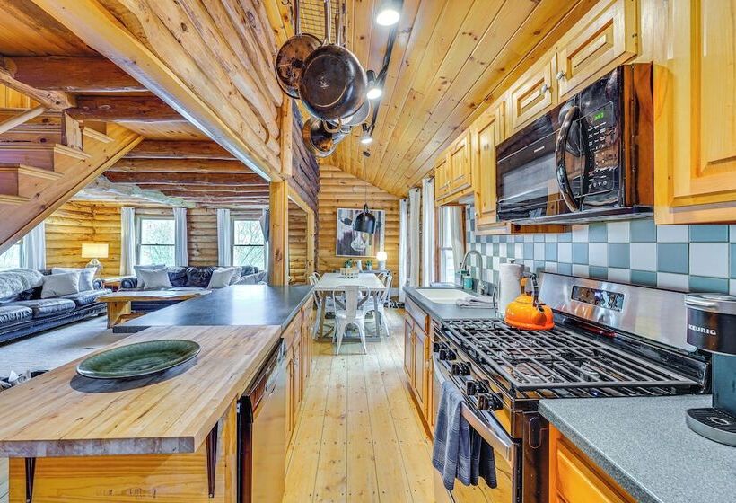 Picture Perfect Vermont Mtn Cabin W/ Hot Tub!