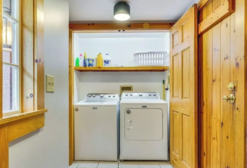 Picture Perfect Vermont Mtn Cabin W/ Hot Tub!