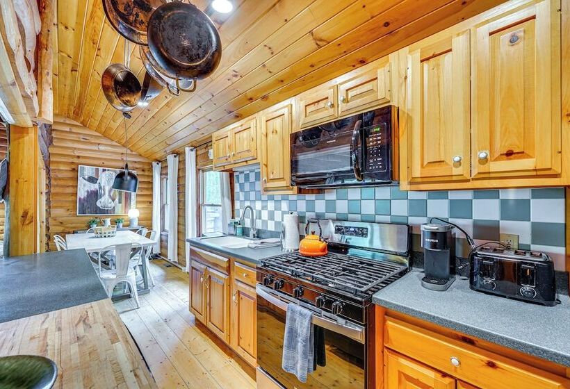Picture Perfect Vermont Mtn Cabin W/ Hot Tub!